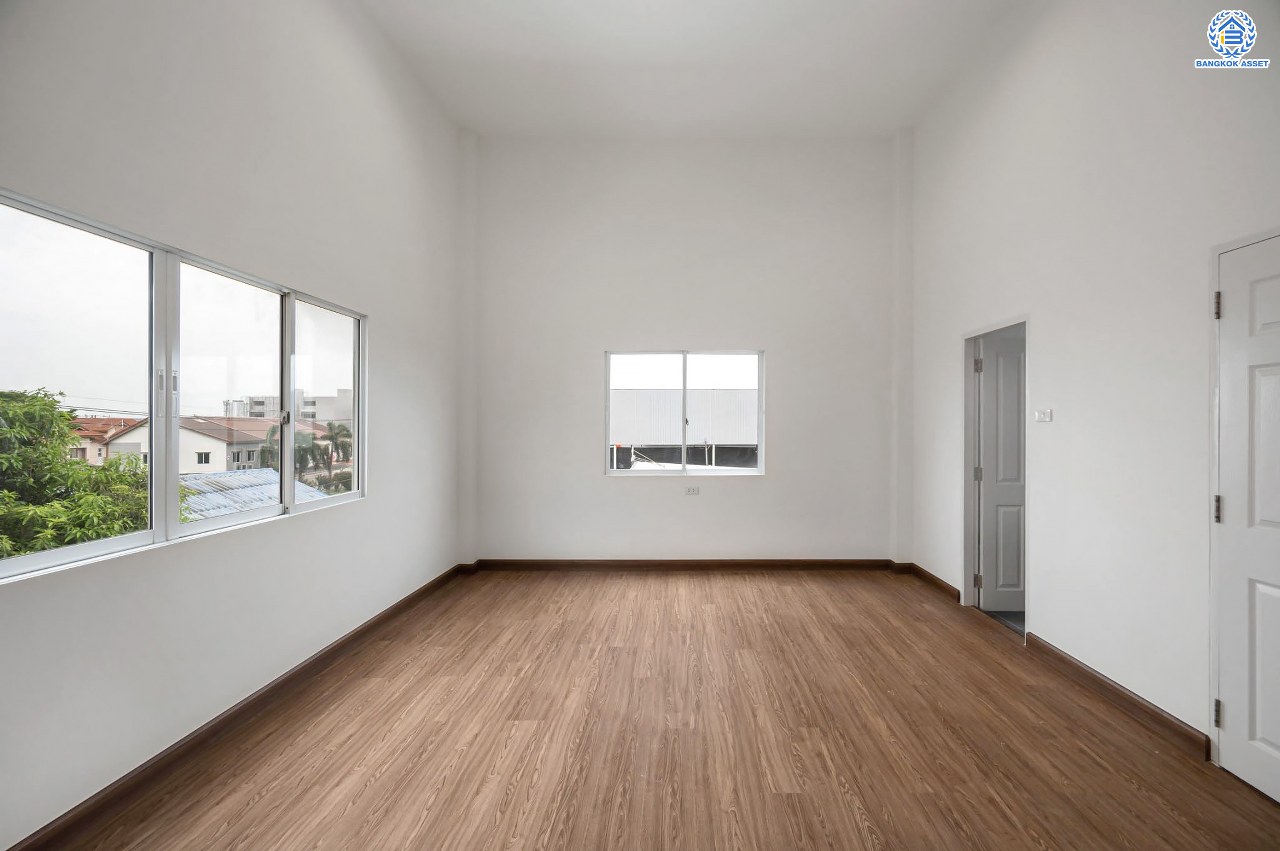 บ้านมือสองตกแต่งใหม่ โครงการ ปริญลักษณ์ วงแหวน-สาทร หลังมุม เนื้อที่ 36.9 ตร.ว. ฟังก์ชัน 3 ห้องนอน 4 ห้องน้ำ 2 ที่จอดรถ ภายในกว้าง พื้นที่ใช้สอยเยอะ บนทำเลเดินทางสะดวก ติดถนนกาญจนาภิเษก เชื่อมต่อถนนเพชรเกษม, ถนนกัลปพฤกษ์ ใกล้รถไฟฟ้าสายสีน้ำเงิน "สถานีหลักสอง"